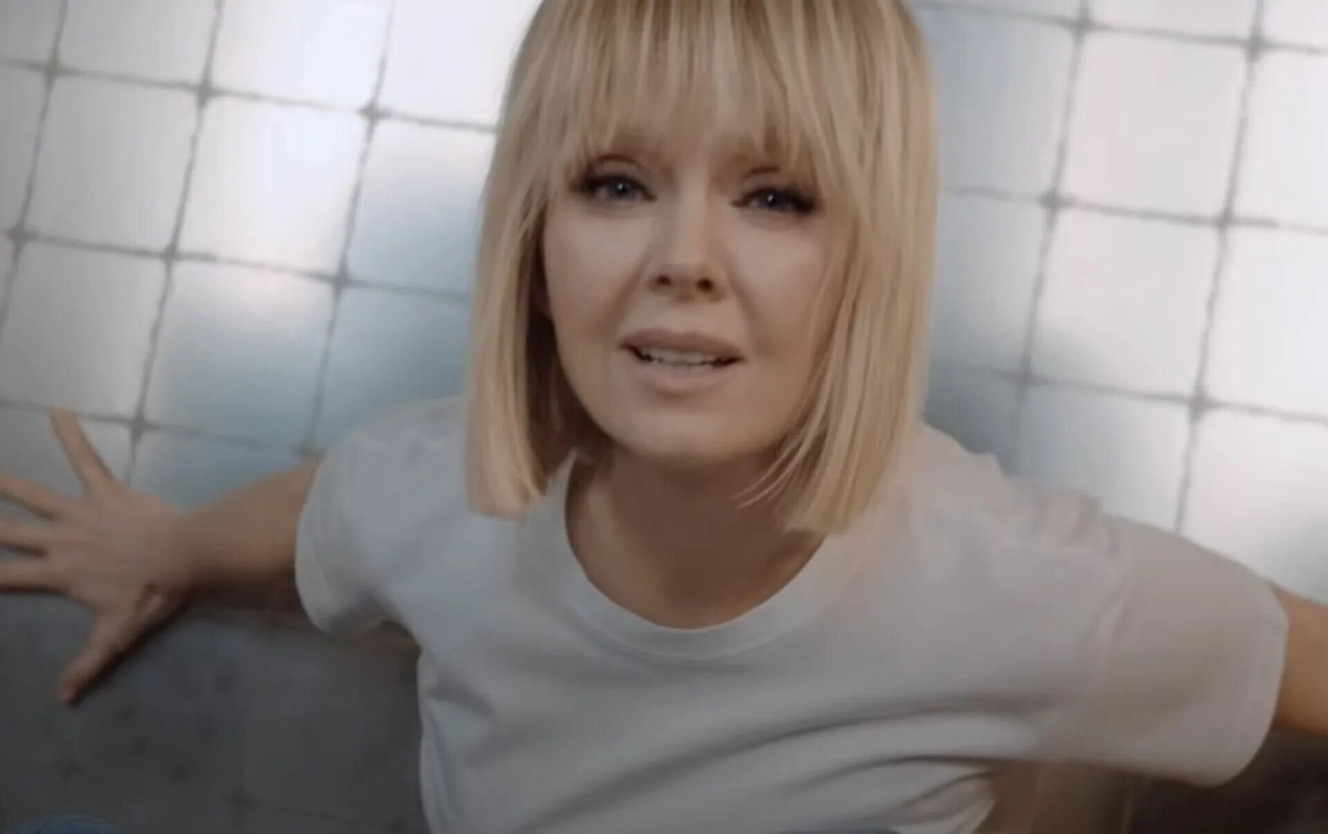 кто поет песню до предела