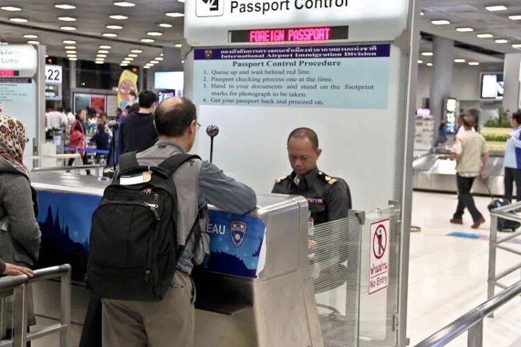 Паспортный сочи. Паспортно визовый контроль. Аэропорт Сочи паспортный контроль. Passport Control. Passport Control картинка.