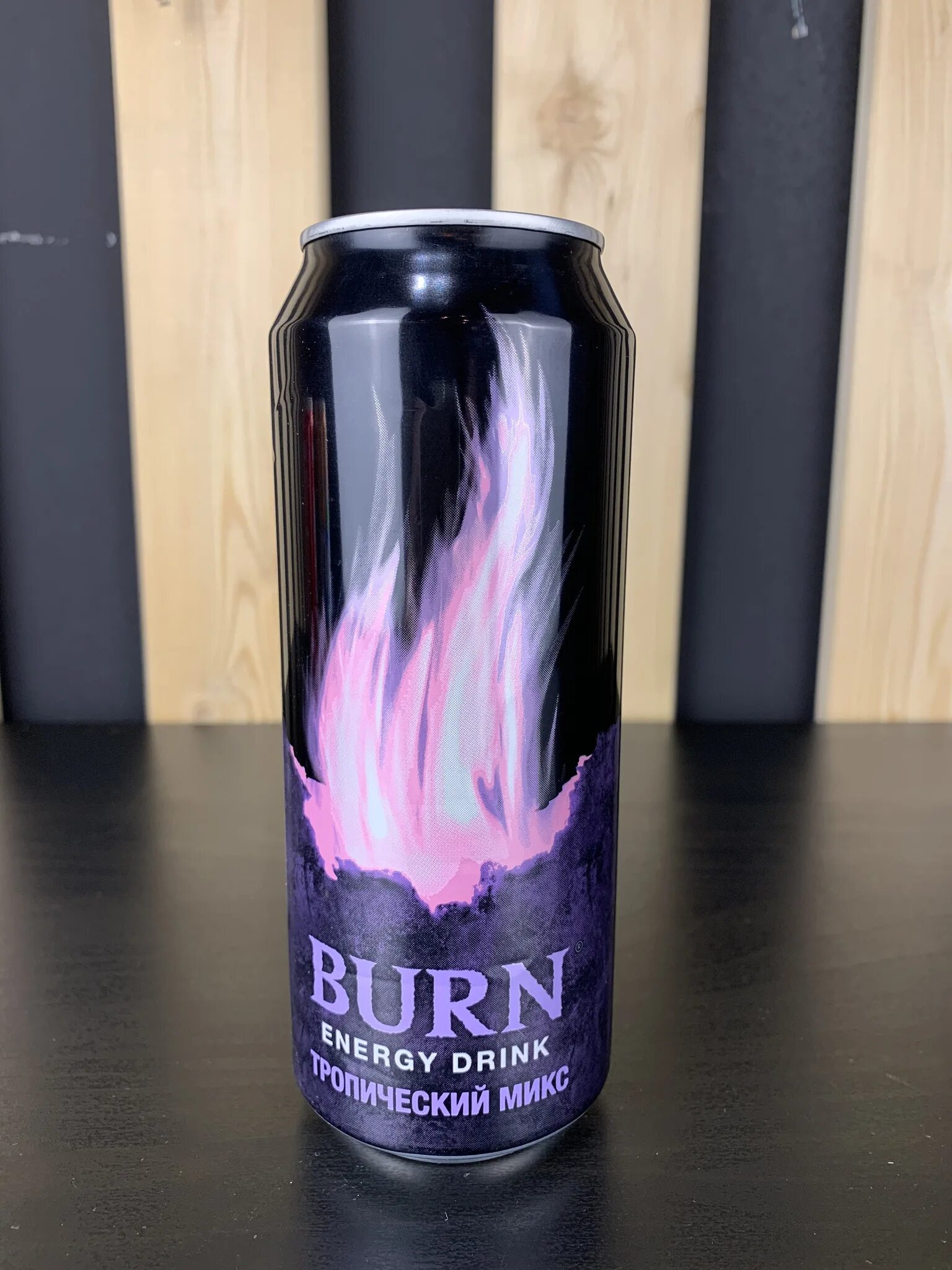 Burn энергетический напиток фиолетовый. Burn 0.5 тропический микс. Энергетик Берн тропический микс. Burn тропический микс 0.25.
