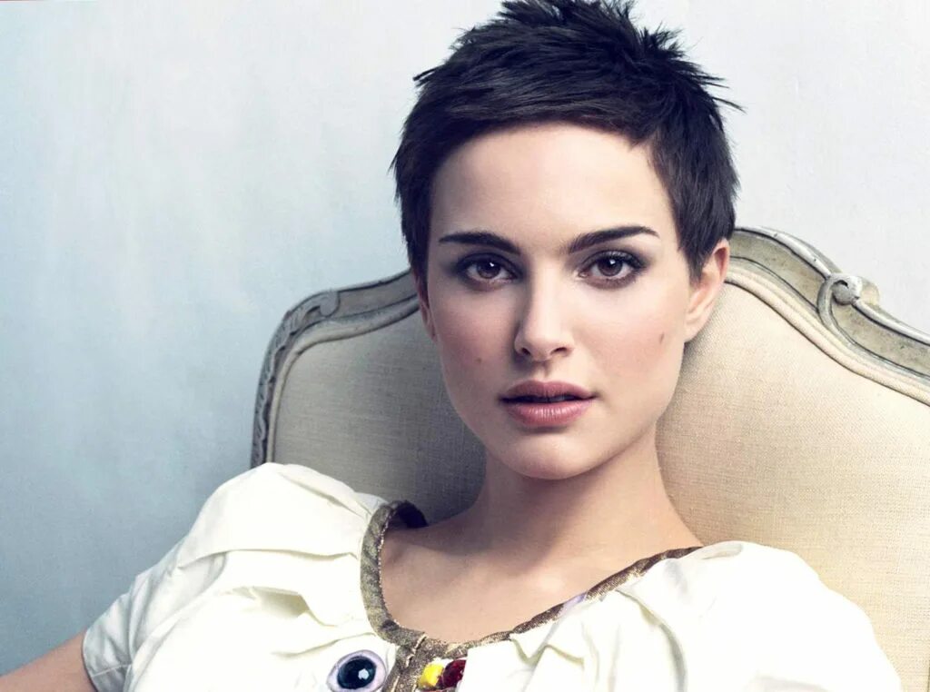 натали портман с короткой стрижкой. энн хэтэуэй пикси. стрижка пикси гаврош гарсон. подростки с короткими волосами. ультра короткая стрижка пикси.