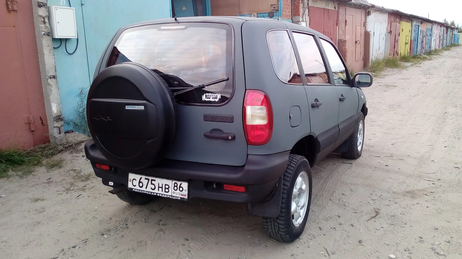 Авито пензенская область нива. Нива шевроле раптор. шеви нива в рапторе. синий раптор шеви нива. нива шевроле в рапторе цвет красный.