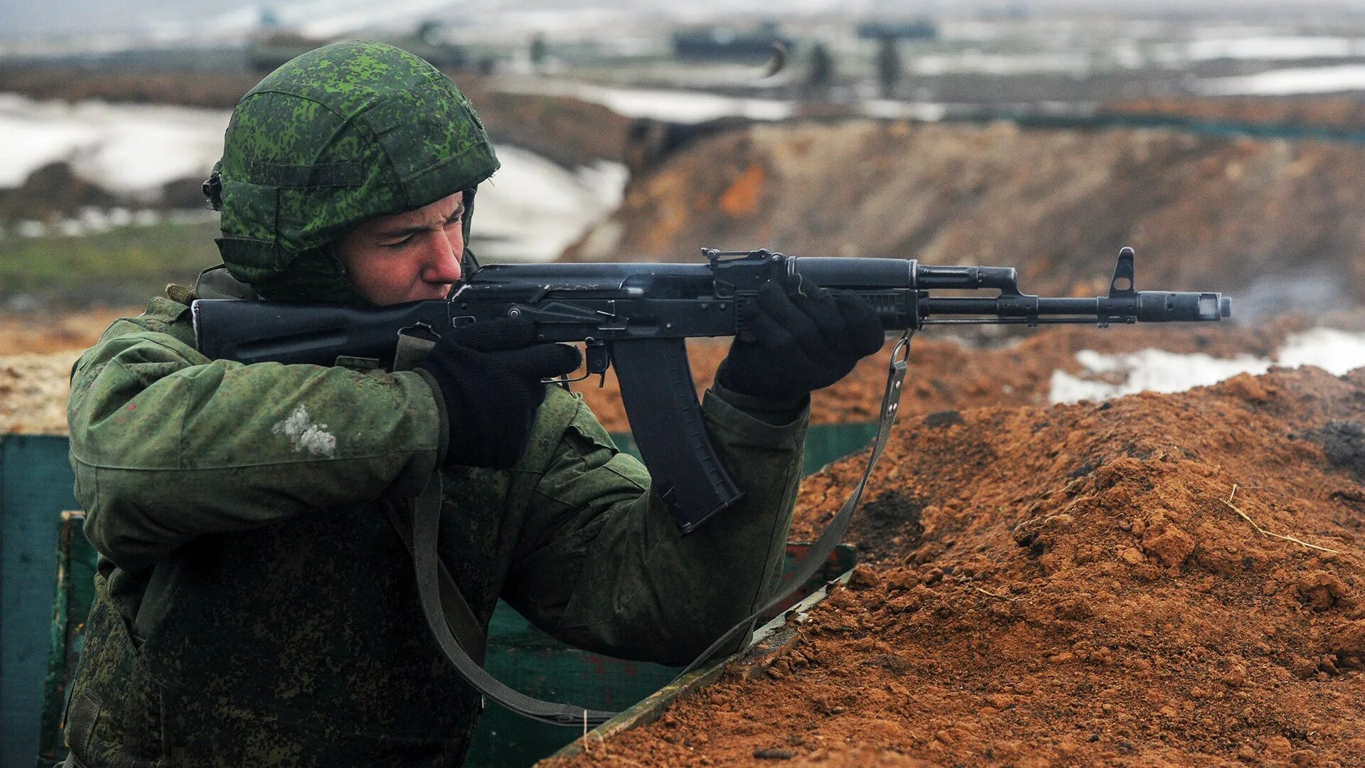 Стреляй в меня. Стрелок АК 74. АК 47 В армии России. Солдат с автоматом АК 74. Солдат Российской армии.