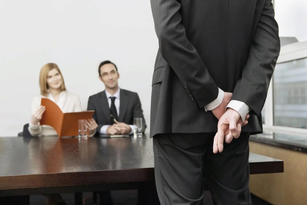 Человек на собеседовании. Собеседование соискателя. Собеседование. Неудачное собеседование. Устроиться на работу.