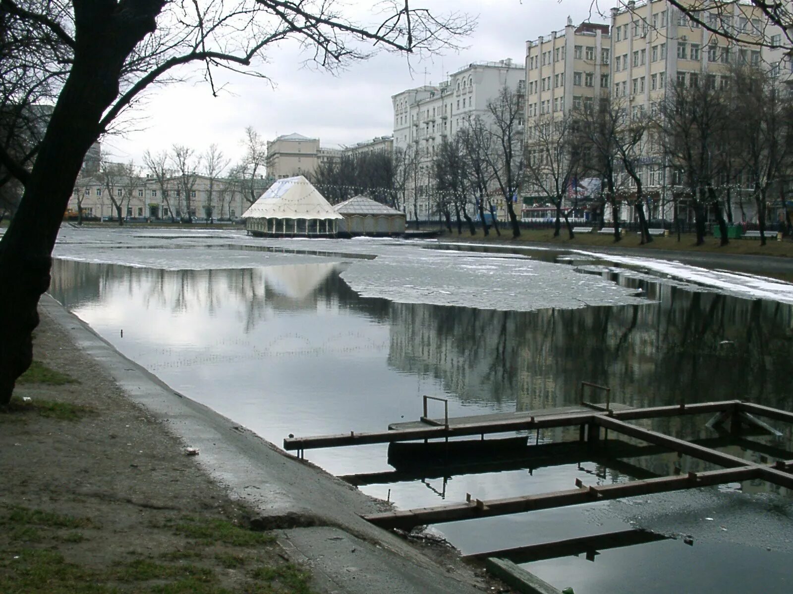 Чистые пруды москва достопримечательности. Чистые пруды пруды москвы. Тайны чистых прудов. Тайны чистых прудов. Чистые пруды поганые пруды.