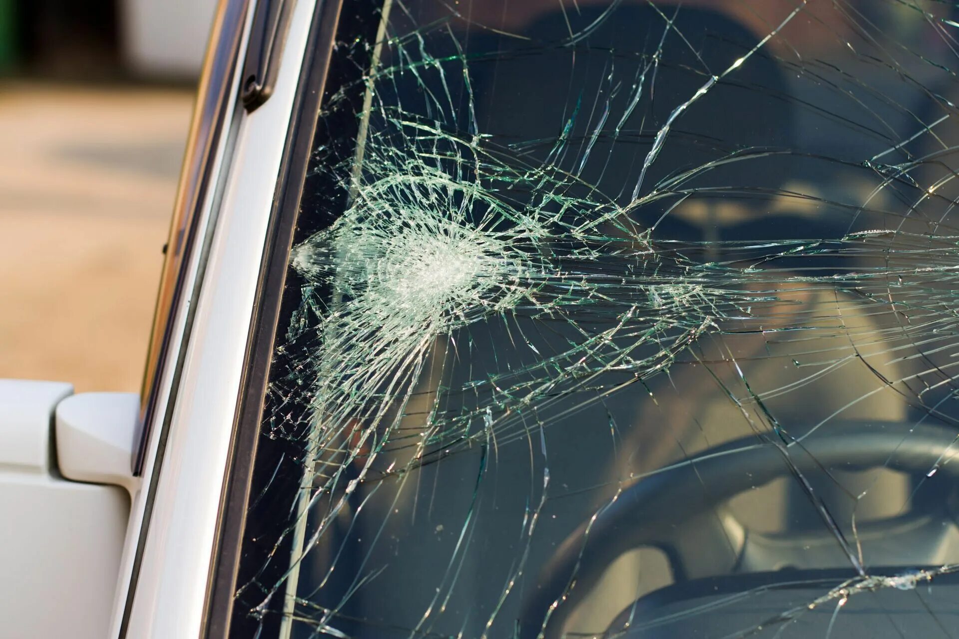 Лобовое стекло автомобиля. Разбитое стекло автомобиля. Треснуло лобовое стекло. Разбитое автомобильное стекло. Скорость трещины