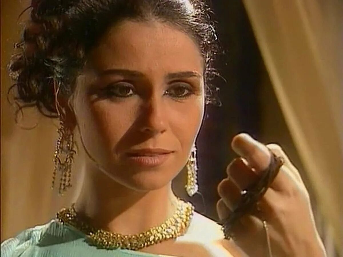 Джованна антонелли клон жади. Клон 82. Клон 82. Кольцо жади клон. Клон 82.