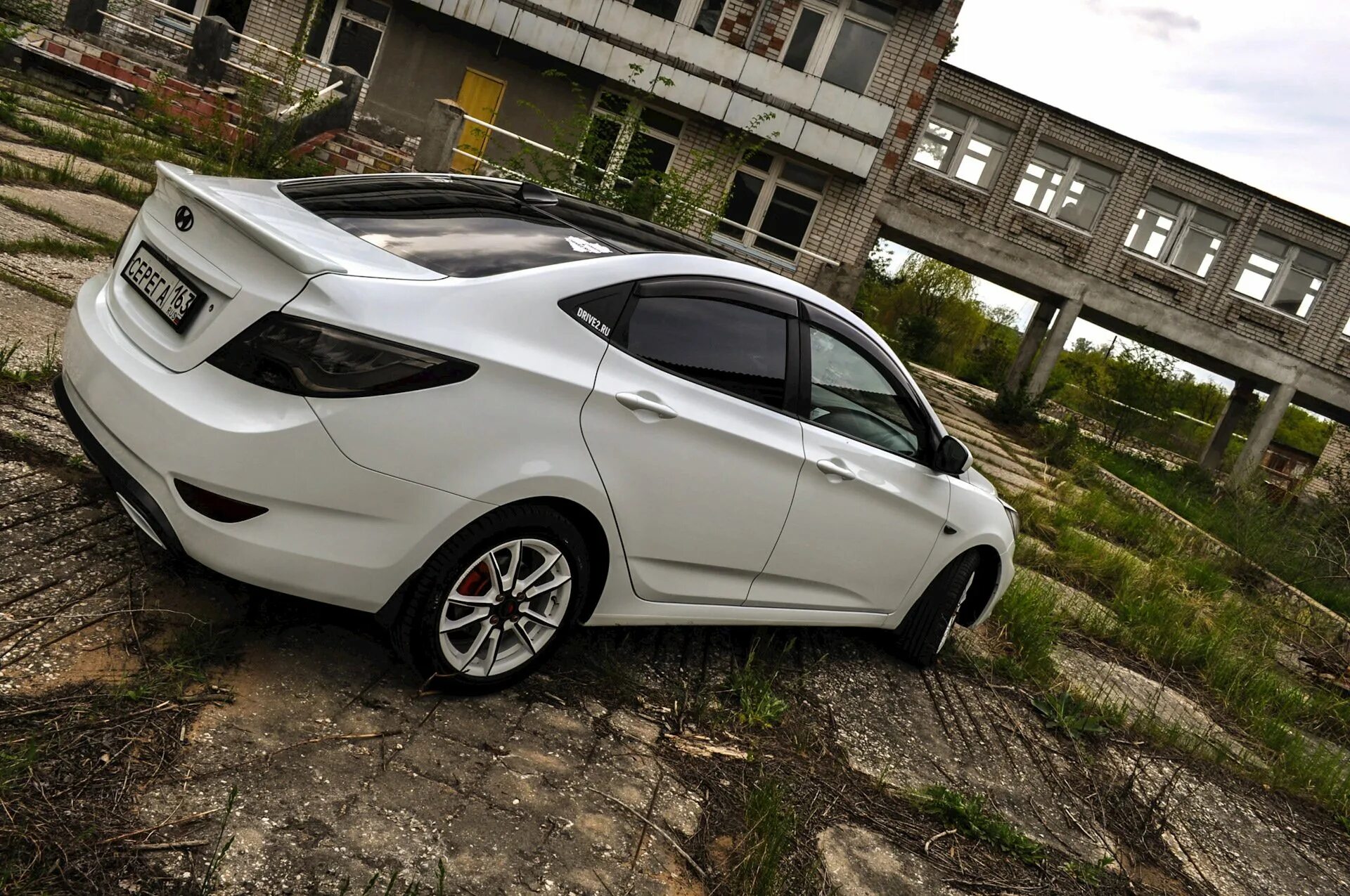 Dr solaris. Hyundai solaris 2013 tuning белый. hyundai solaris 2013. hyundai solaris 2016 тюнингованный. тюнингованная хендай солярис.