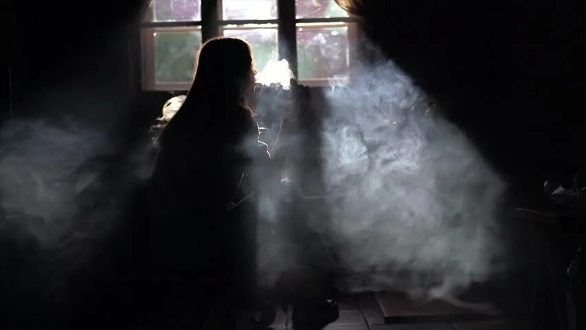 Пошло по комнате дымок. Комната в дыму. Дым в комнате Эстетика. Дымная комната. Дым в темной комнате.