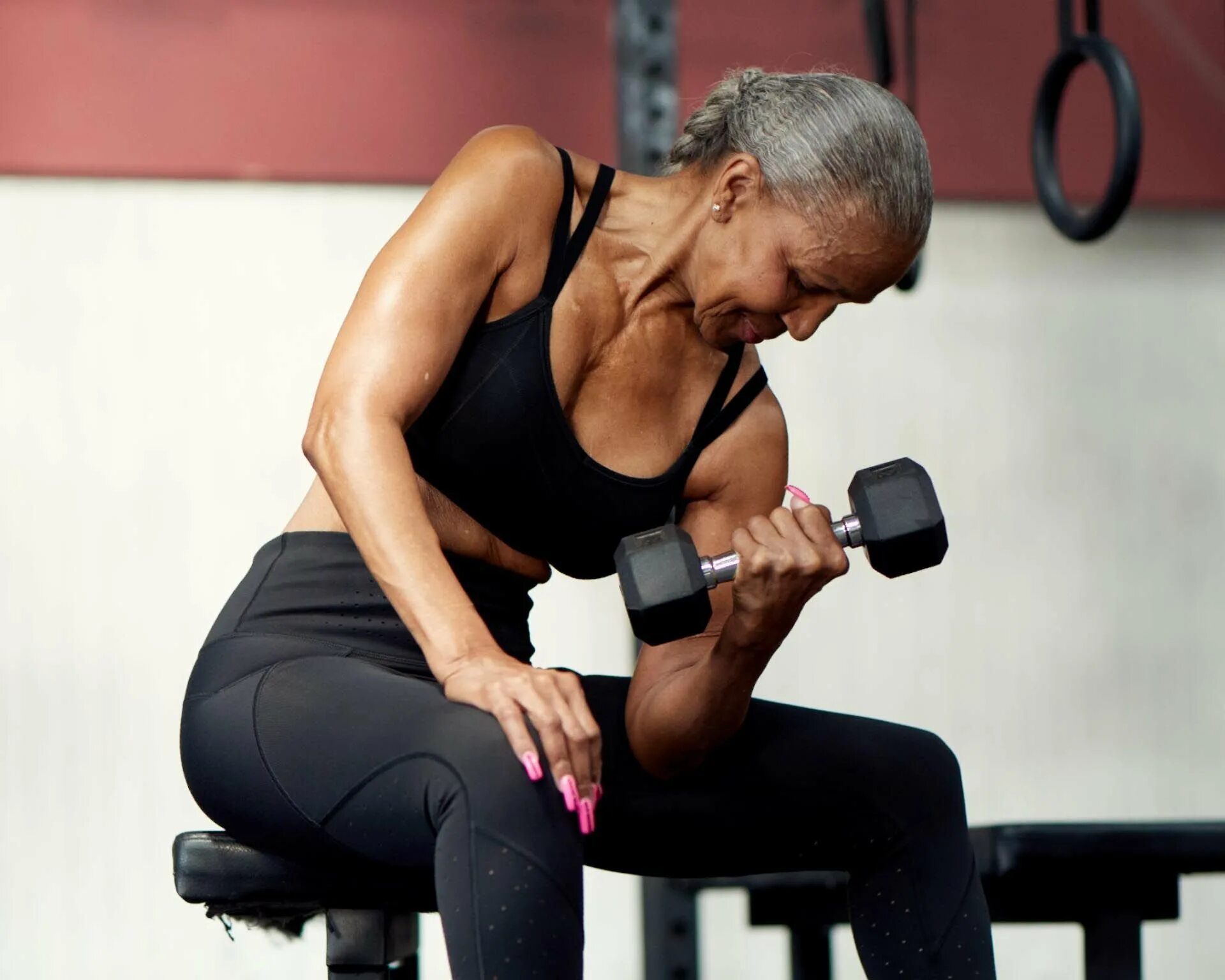 Толстая женщина в тренажерном зале. Физкультура для пожилых людей. Занятие спортом. Тренировка в возрасте. Спортивные люди.