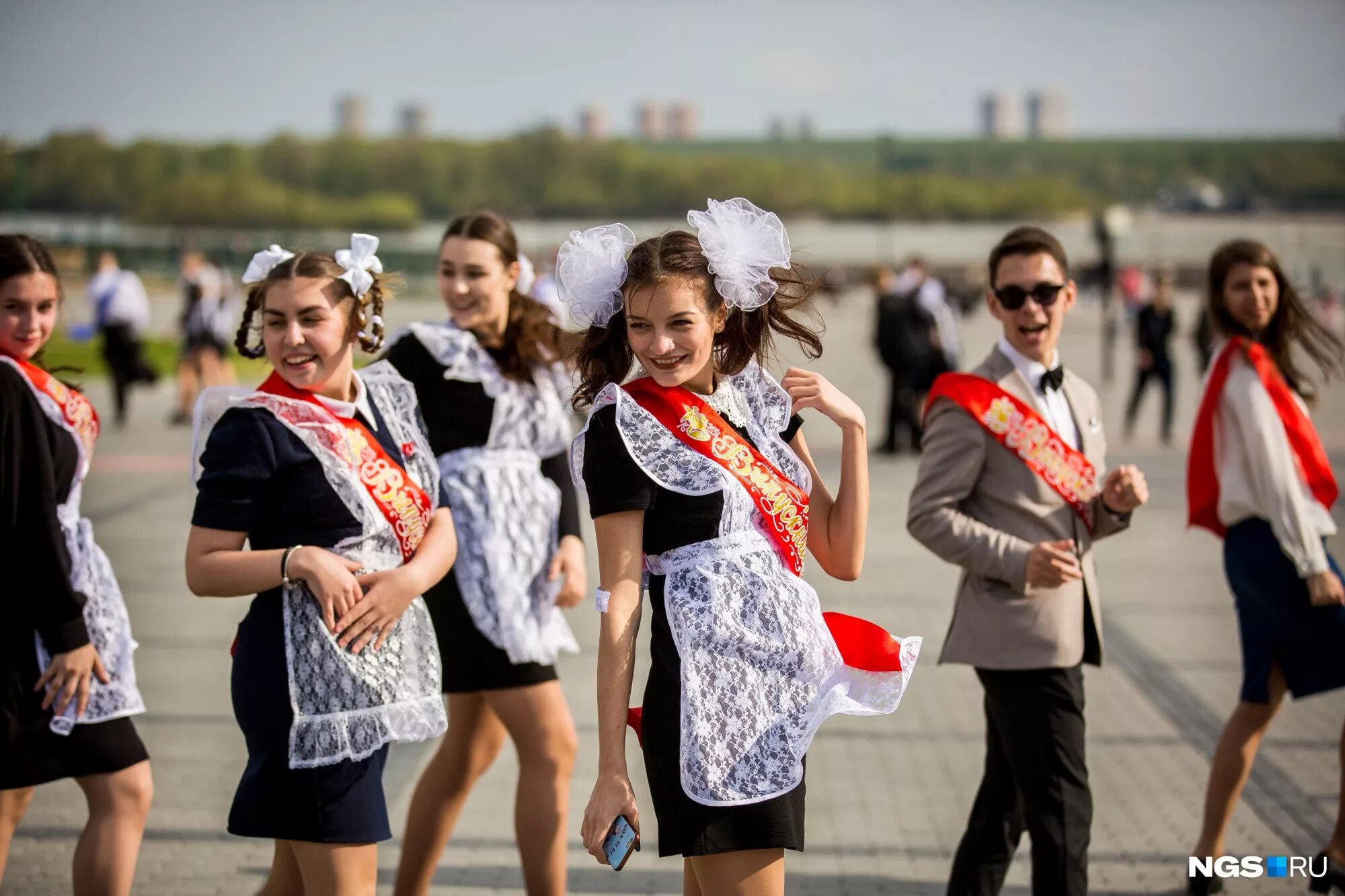 Плачу на выпускном. Последний звонок. Фотосессия последний звонок. Последний звонок Новосибирск. Линейки последний звонок.