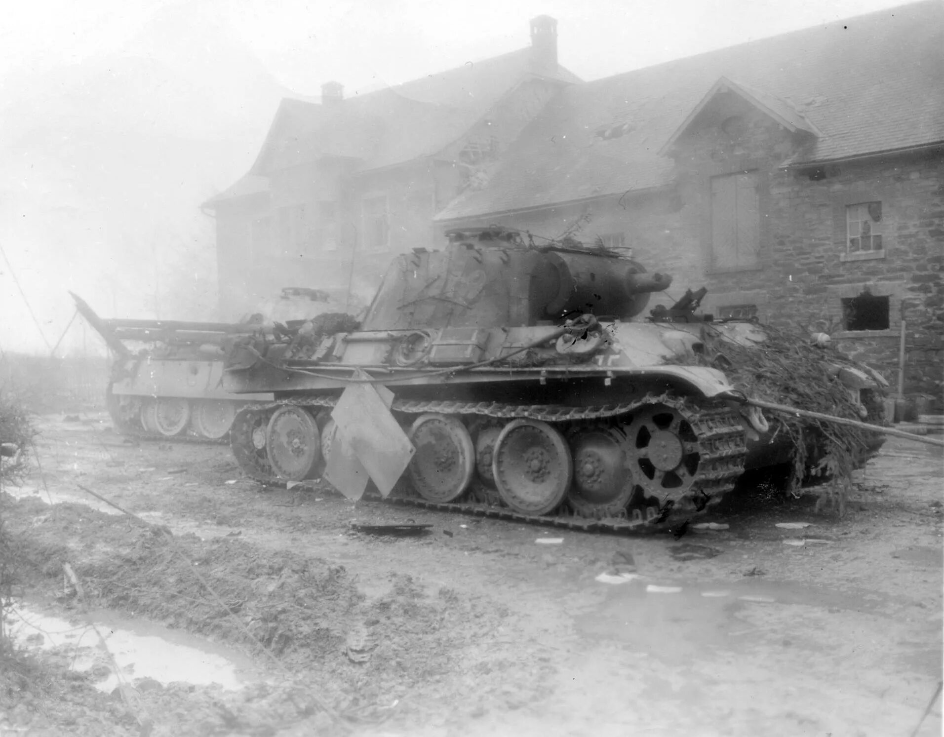 Немецкие операции второй мировой. Танк пантера 1944. Подбитый немецкий танк пантера. Арденнская операция 1944. Подбитый танк пантера Ausf a Арденны.