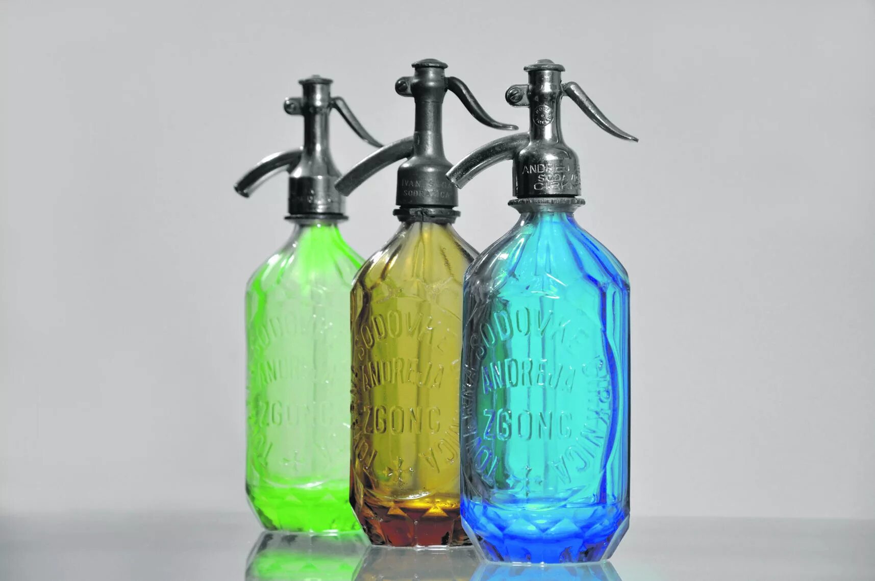 Газировка в домашних условиях. Газировка дома. Красный сифон содастрим. Домашняя газировка. Газировка в домашних условиях.