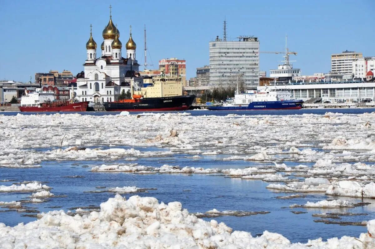 Ледоход в архангельске. Ледоход на Северной Двине. Архангельск ледоход на Северной Двине. Северная Двина река в Архангельске.