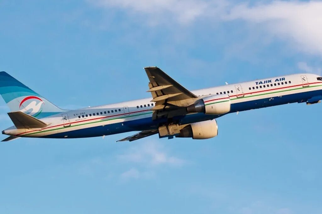 уральские авиалинии душанбе. A320 ural airlines ночью. авиабилеты худжанд домодедово s7. аэропорт самолеты фото худжанд. авиабилеты екатеринбург худжанд прямой рейс.