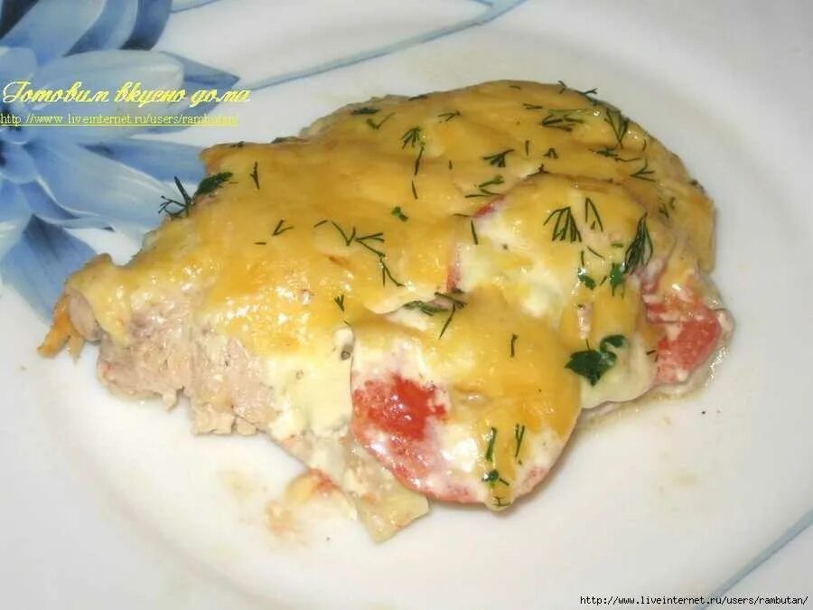 Грудка с картошкой по французски. Картошка по-французски с курицей. картофель с филе курицы в духовке. мясо по-французски в духовке из куриного филе с картошкой. картофель в духовке с филе курицы и сыром в духовке.