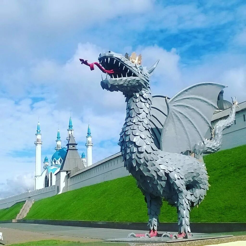 Дракон зилант. Казанский змей Зилант. Казань Зилант Кремль. Казань змей Зилант. Казанский дракон Зилант.