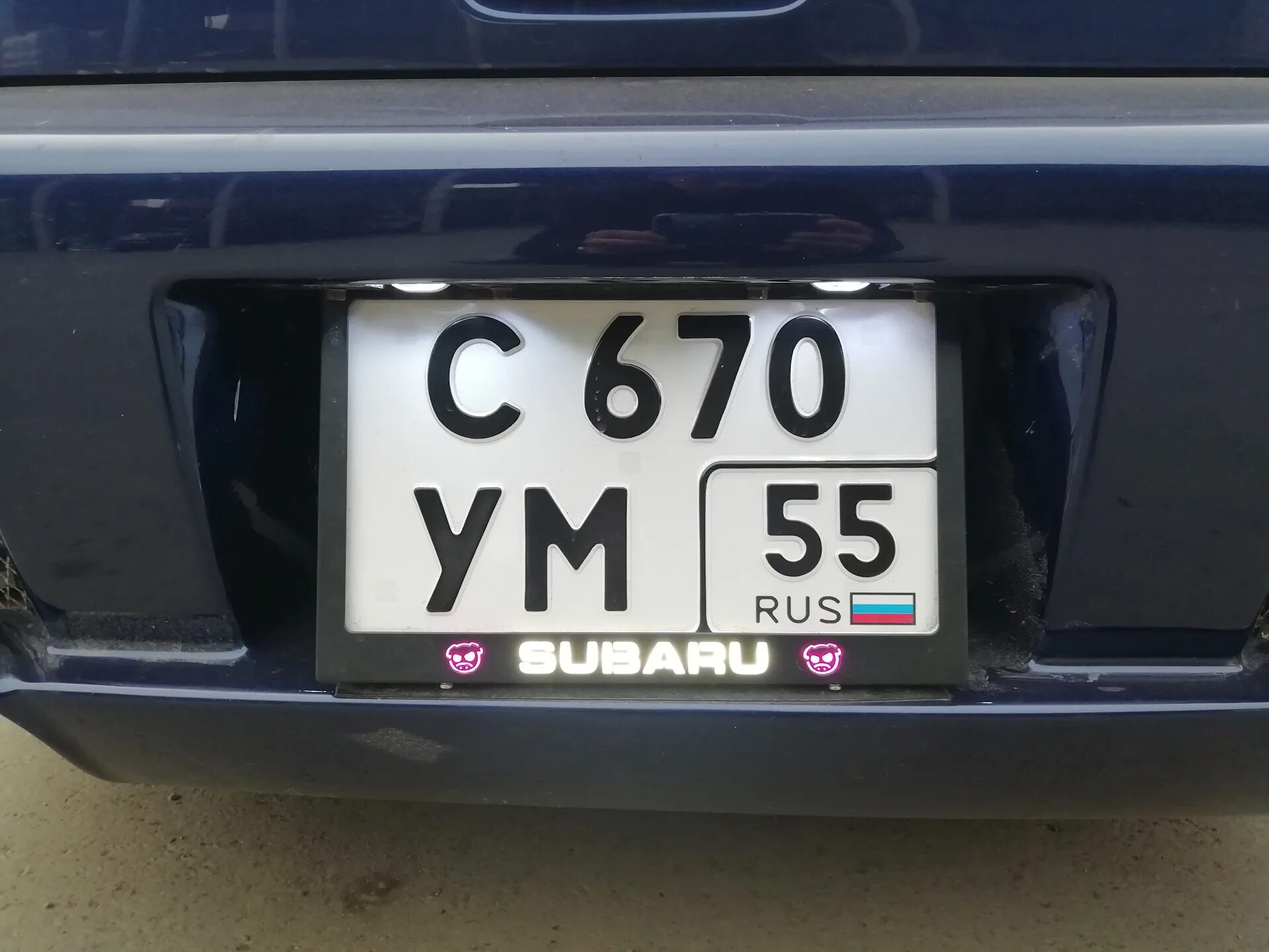 Квадратный номер на уаз. Рамка номерного знака с подсветкой маз 5440. Подсветка квадратного номера. Подсветка номера додж стратус 2. Квадратная номерная рамка с подсветкой.