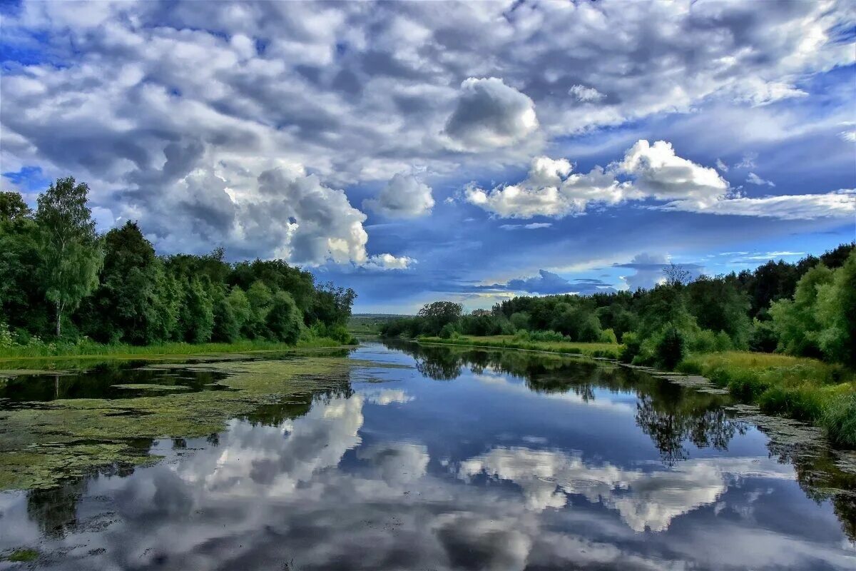 В реку смотрят облака. Облака в реке. Река и небо. Облака над рекой. Река небо облака.