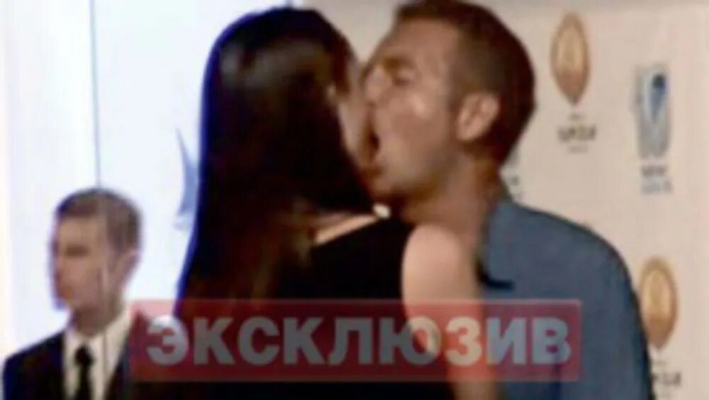 Агутин и джонни где то между. Агутин поцелуй 2011. агутин изменил варум в юрмале. агутин юрмала.