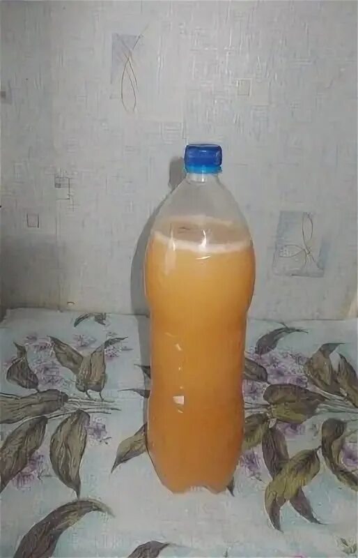 Чтобы квас был резким. Бутылка раздулась. пыжился с бутылкой. что за ягоды добавляют в квас для резкости.