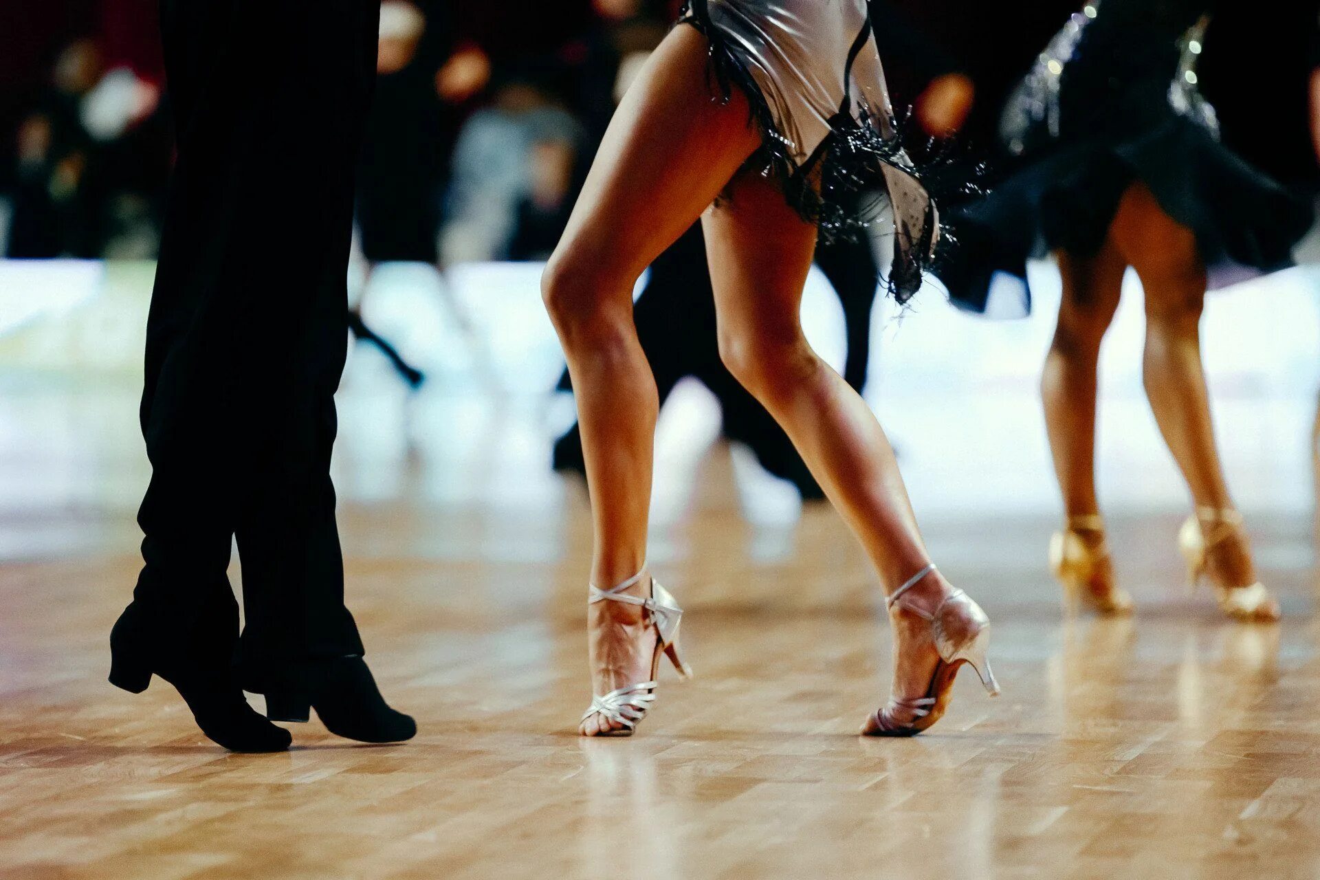 Танцующие ноги видео. Танец ногами. Фото ног танцоров. Элегантные движения. Дети танцуют на сцене.