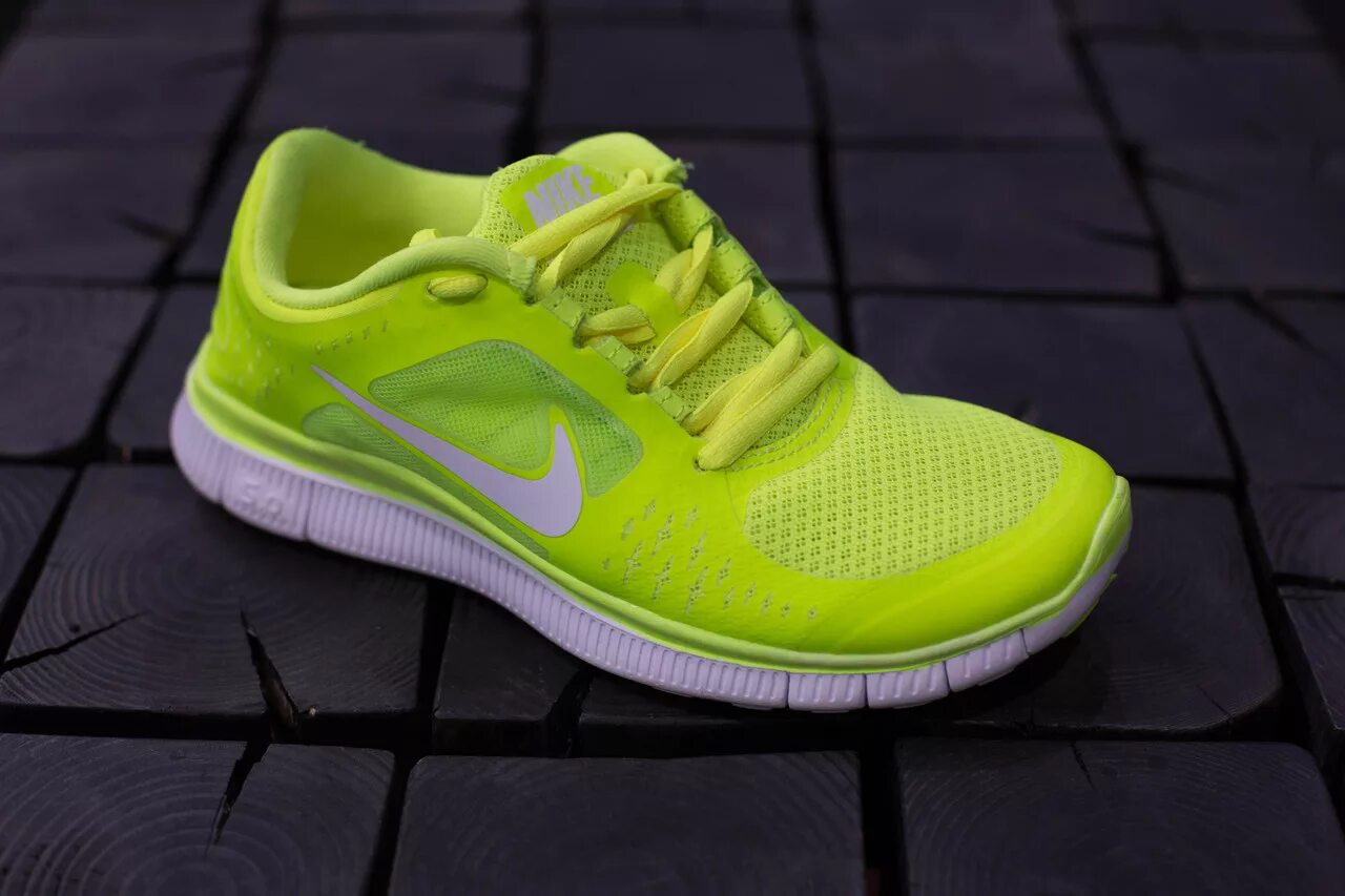 Nike cortez зеленые. Nike air max 2017 зеленые. Салатовые найки. Air force 1'07 салатовые. Кроссовки nike air max 2017.