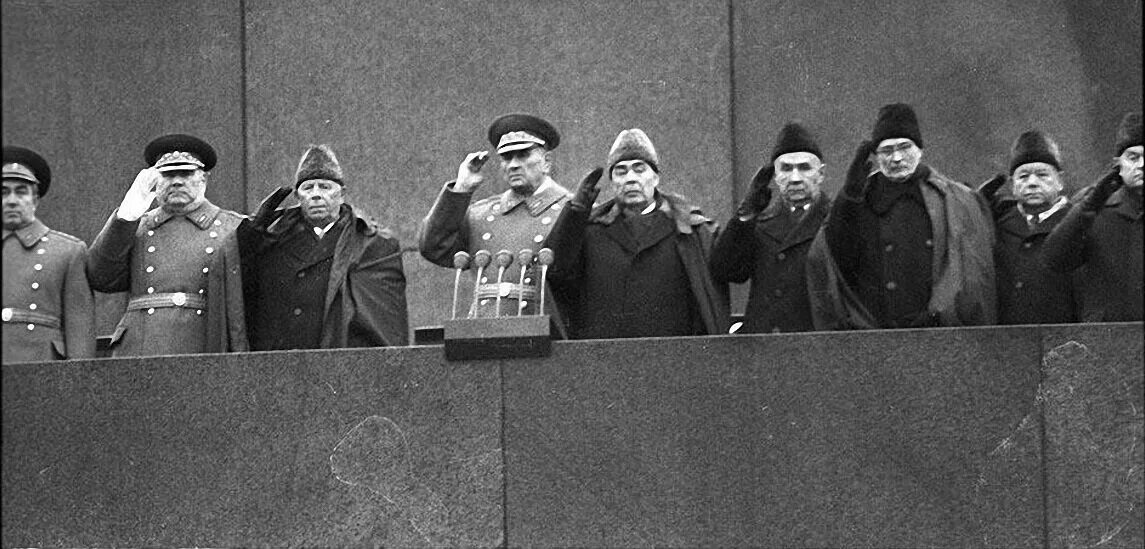 Советское правительство следившее внимательно за всеми явлениями. Сталин на мавзолее 1941. правительство на трибуне мавзолея 1941 год 7 ноября. руководители советского государства на трибуне мавзолея ленина. парад 7 ноября 1941 трибуна.