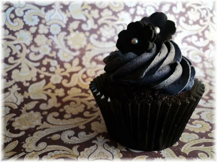 Темный кекс. Черные пирожные. Черный кекс. Пирожное с черным цветом. Черный капкейк.