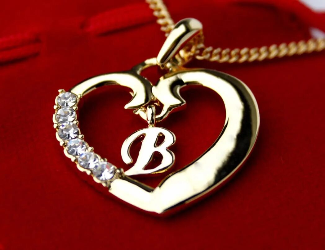 Лове. J and t love. Цепочка с буквами love. Пара сердце любовь. Р б любовь.