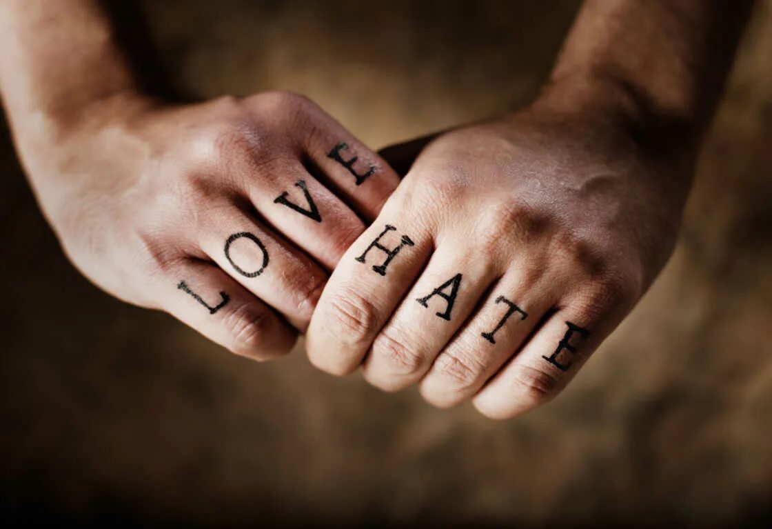 Татуировка ненавижу любовь. Тату любовь и ненависть. татуировка hate love. hate на пальцах. татуировка hate love на пальцах.
