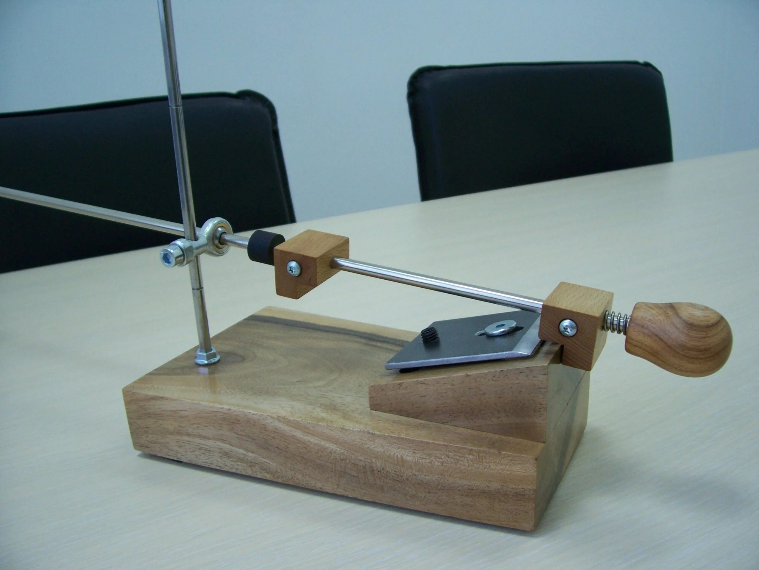 И138а заточной станок. Точилка для ножей скиф. Станок ножеточка хартвуд. Самодельная точилка для ножей с регулируемым углом заточки. Самодельная точилка для заточки ножей.