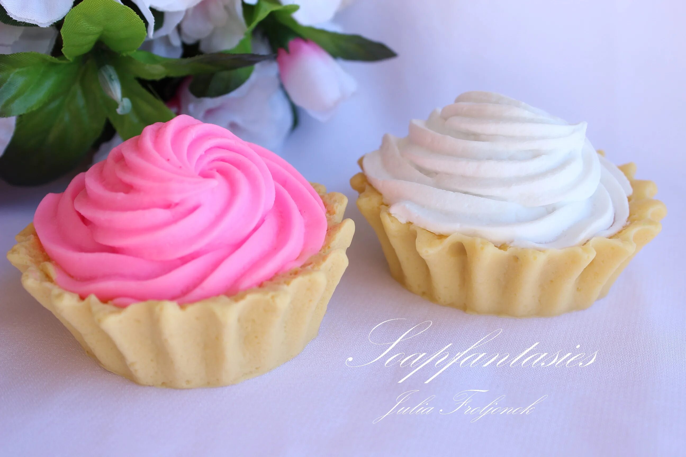 Капкейки. Кексы с кремом сверху. Пирожные с масляным кремом. Как сделать крем для пирожных. Ванильные капкейки.