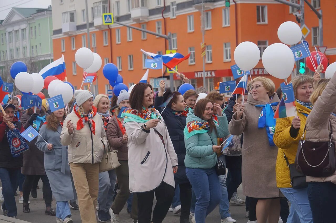 1 мая 1 первоуральск. Первомай демонстрация. 1 мая первоуральск. 1 мая первоуральск. День победы цветы у памятника.