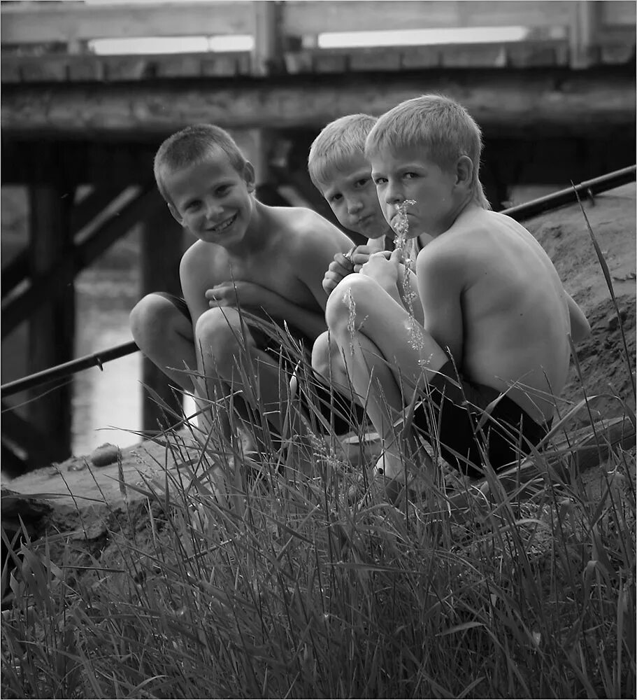 Голожопые мальчишки. Детство ню. Детство на речке. Маленький голенький мальчик. Ню Деревенские мальчишки