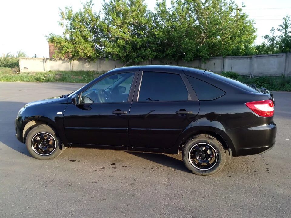 Диски лада гранта спорт r16. Лада гранта рельсы r16. Камрики r15 на гранту фл. Лада гранта черная на дисках. Лада гранта черная на 15 дисках.