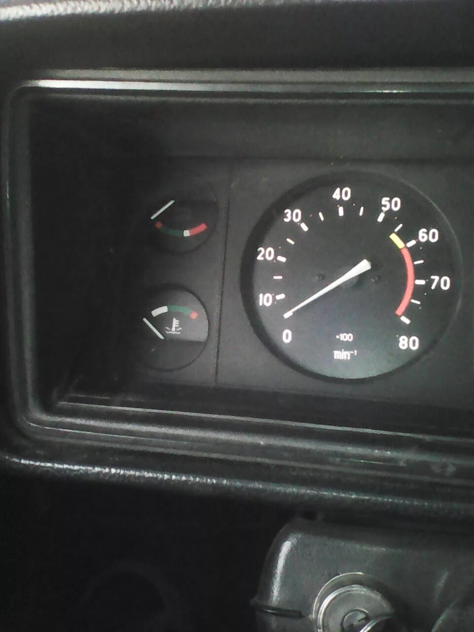 Давление масла на ваз 2107 инжектор. Приборка ваз 2105. Лампочка давления масла ваз 2114. Горит лампа давления масла ваз 2107. Прибор давления масла ваз 2107.