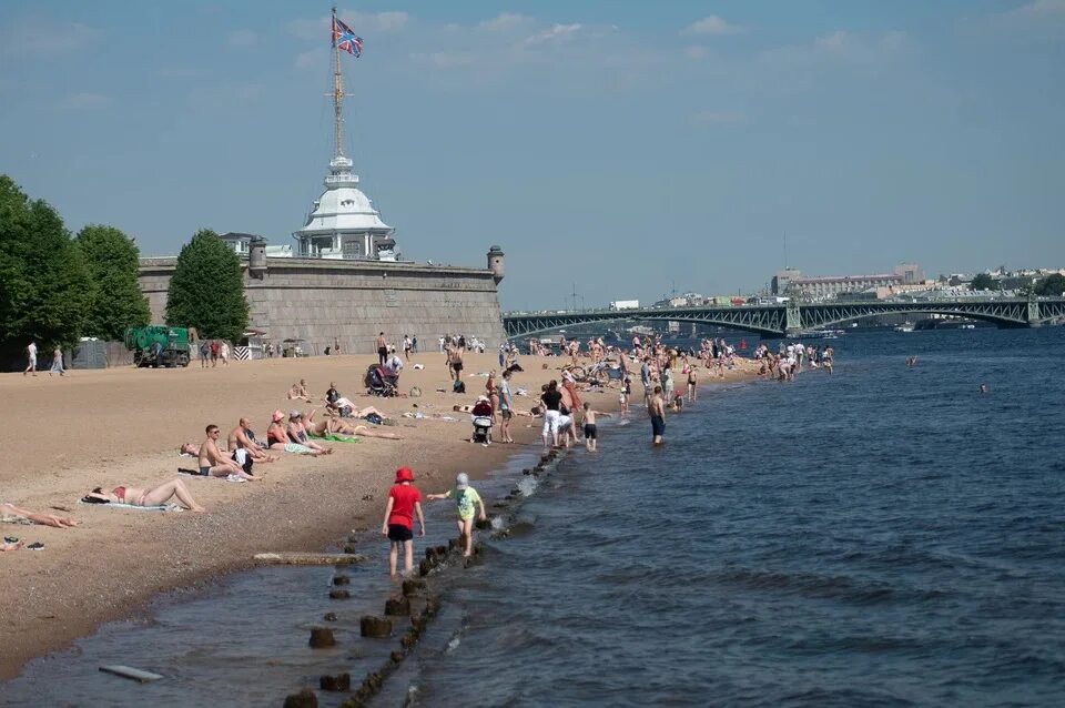 Петербург где можно купаться. Пляж Петропавловской крепости. Питер Петропавловский пляж. Пляж в Питере у Петропавловской крепости. Пляж у Петропавловской крепости 2022.