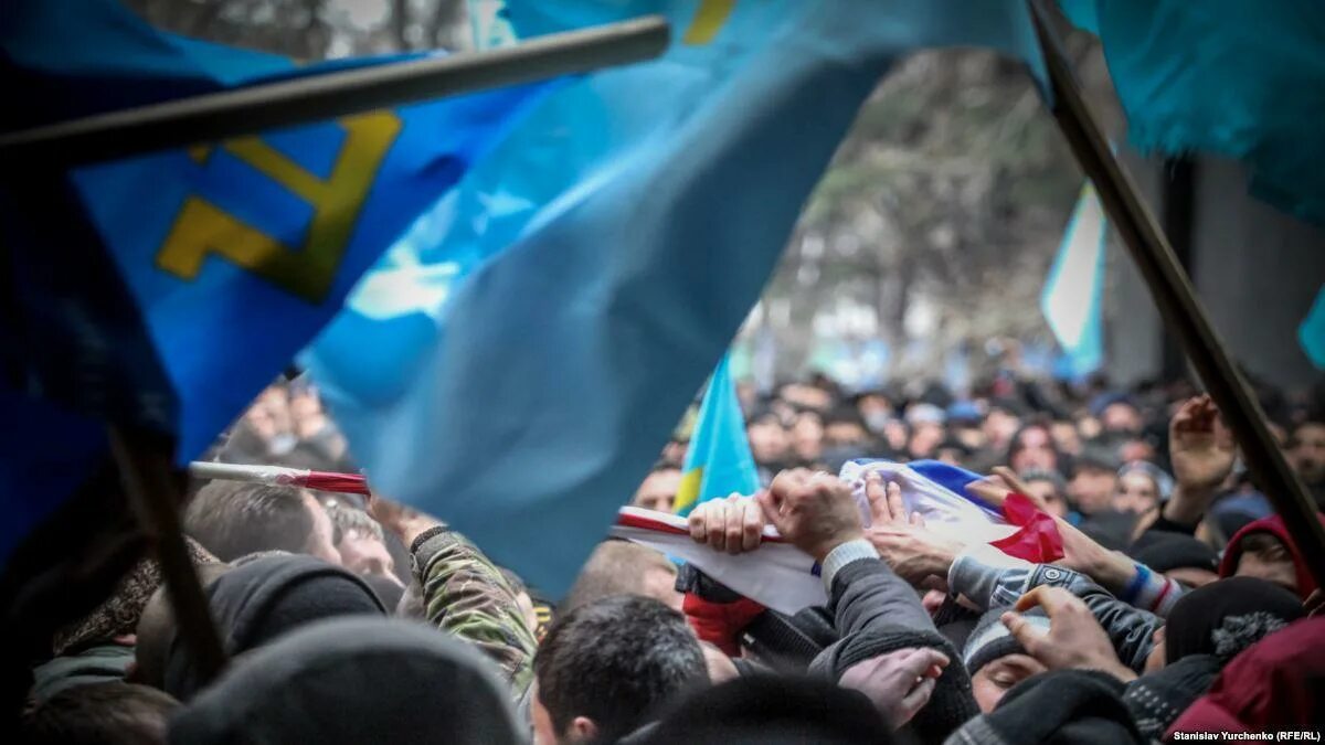 26 Февраля митинг в Симферополе. 26 Февраля 2014 Крым митинг. 26 Февраля 2014 Симферополь. Митинг 26 февраля 2014 Симферополь сопротивление. Крым в феврале 2014 года