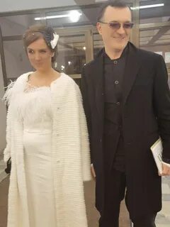 Ксения Алферова подчеркнула выпирающий животик, надев белое платье в обтяжк...