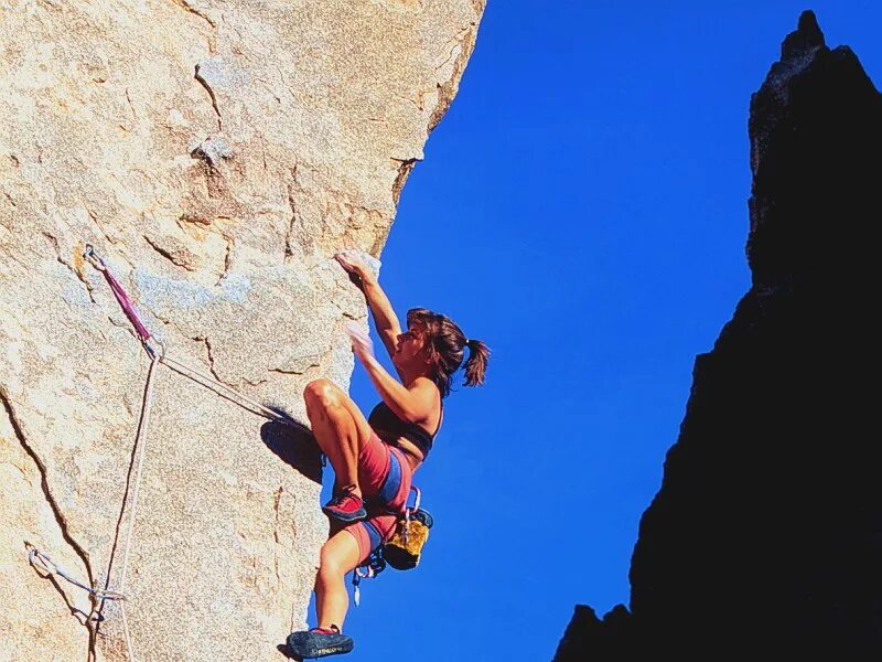 Rock climber rock climber org ru. Петра Клингер Скалолазка. Скалолазание на скалах. Человек карабкается в гору.