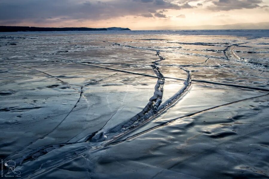 Становые щели на Байкале. Озеро Байкал становые щели. Байкал трещины на льду. Становая трещина на Байкале.
