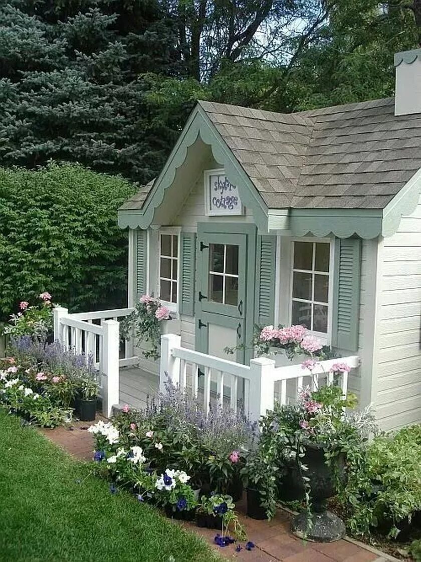 Покрасить старую дачу. Тини Хаус экстерьер. Маленький домик. Красивые дачные домики. Небольшой садовый домик.