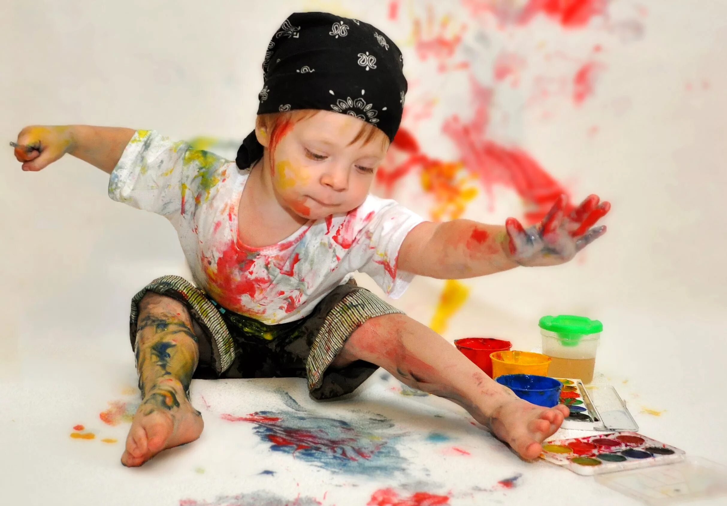 Про детские шалости. Ребенок испачкался в краске. Краски для детей. Детская фотосессия с красками.