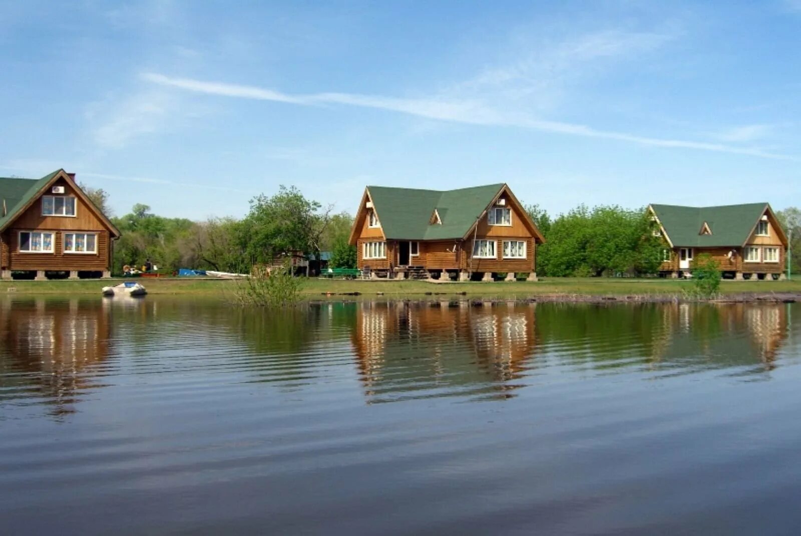 Домики у воды в подмосковье недорого. Рыбацкая деревня Селигер. Рыбацкие деревни на Волге. Рыбацкая деревня Тула. Рыбацкая деревня Сергиев Посад.