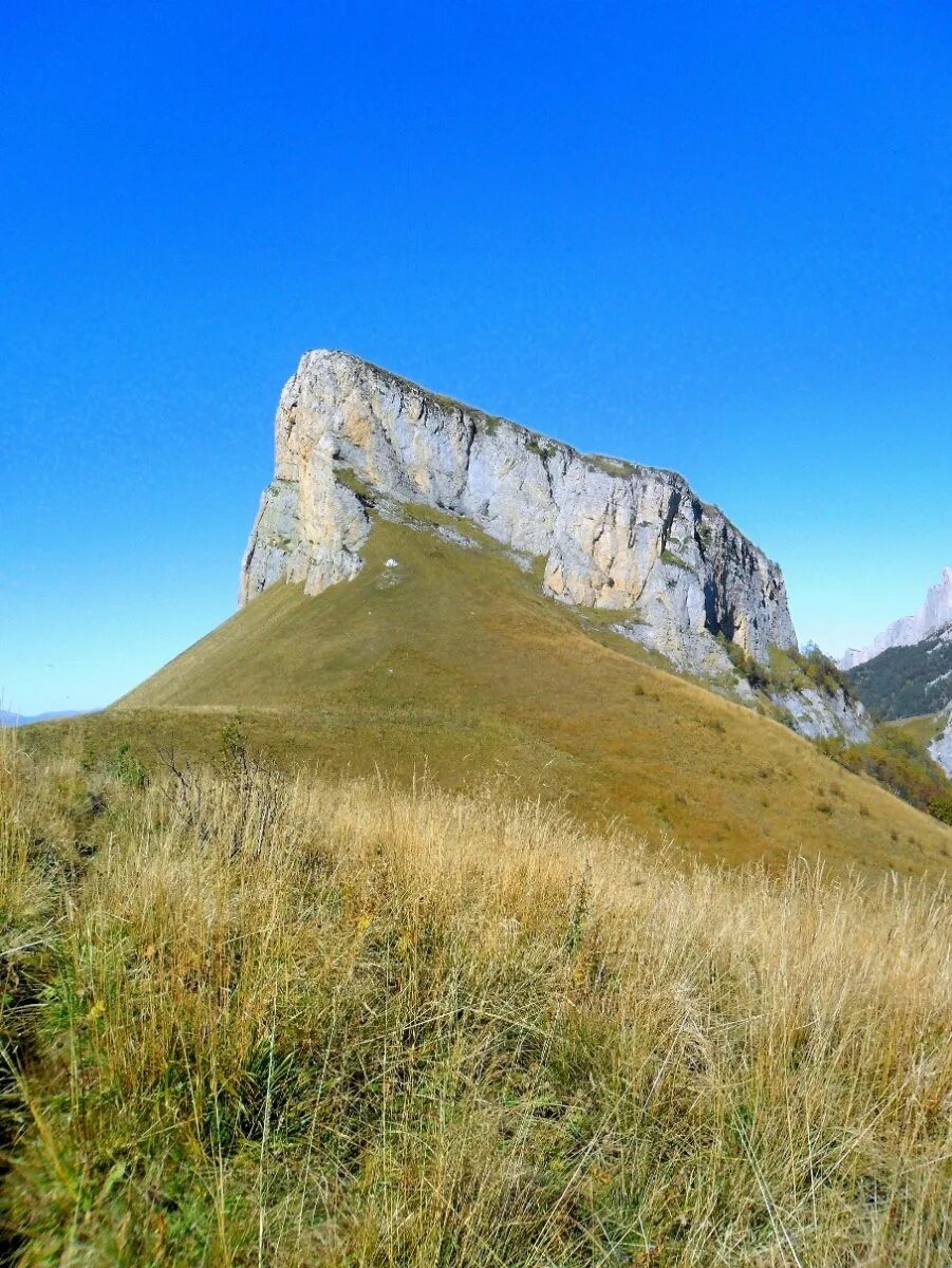 Небольшая гора. Малый тхач адыгея. Джеримот хилл холмы. Маленькая гора. Грот лагерный тхач.