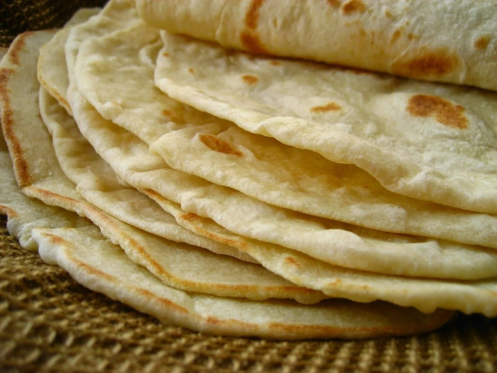 Маисовые лепешки Мексика. Tortillas Мексиканские лепешки. Лепешка мчади из кукурузной муки. Кукурузная лепешка Тортилья.