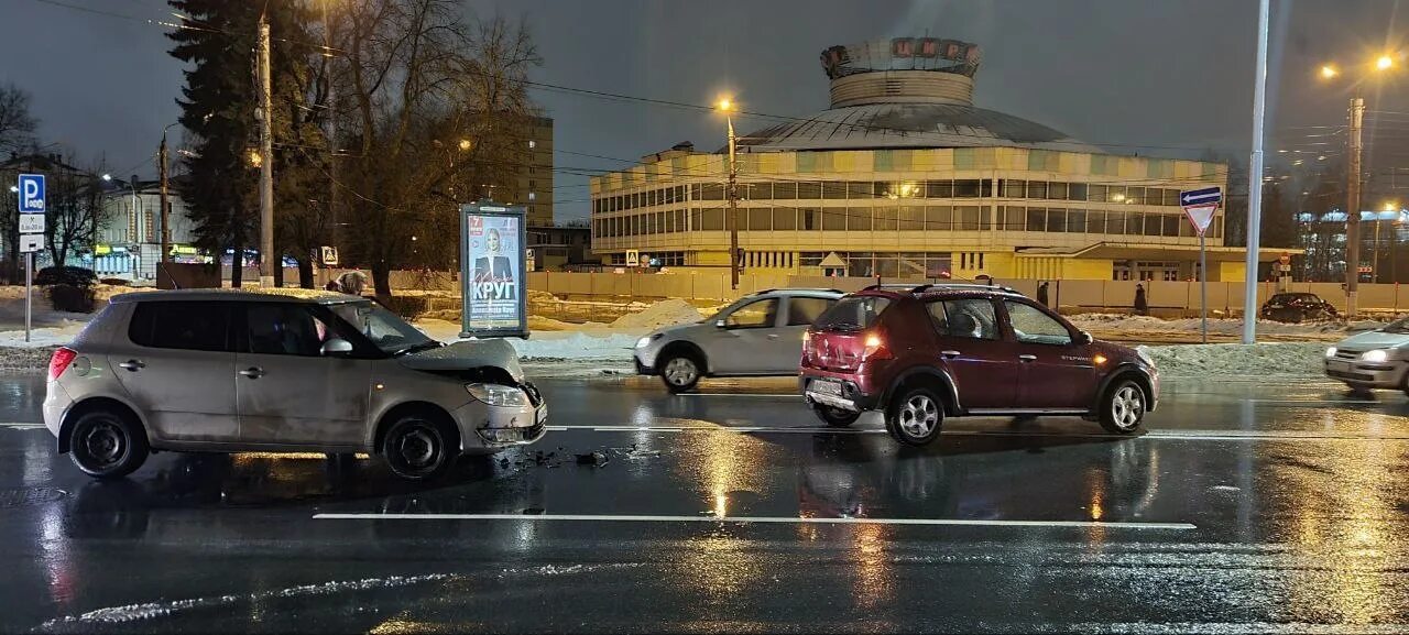 Твери ньюс. Тверь град происшествия. Авария на Советской Тверь. Машина около дома.