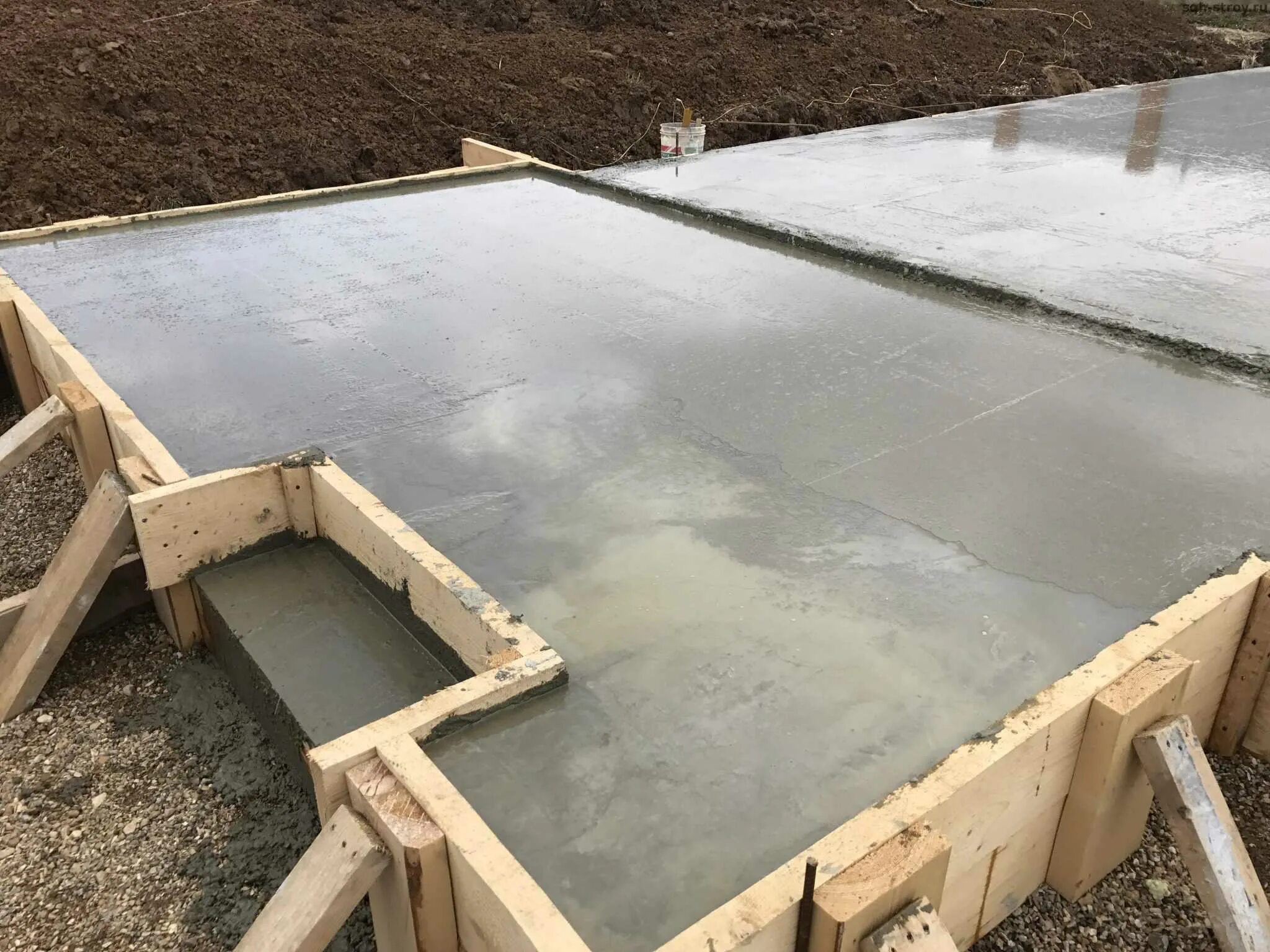 Фундамент. Плита фундаментная технология 200мм. Стройка фундамента. Монолитный бетон в15. Опалубка ленточного фундамента для бани.