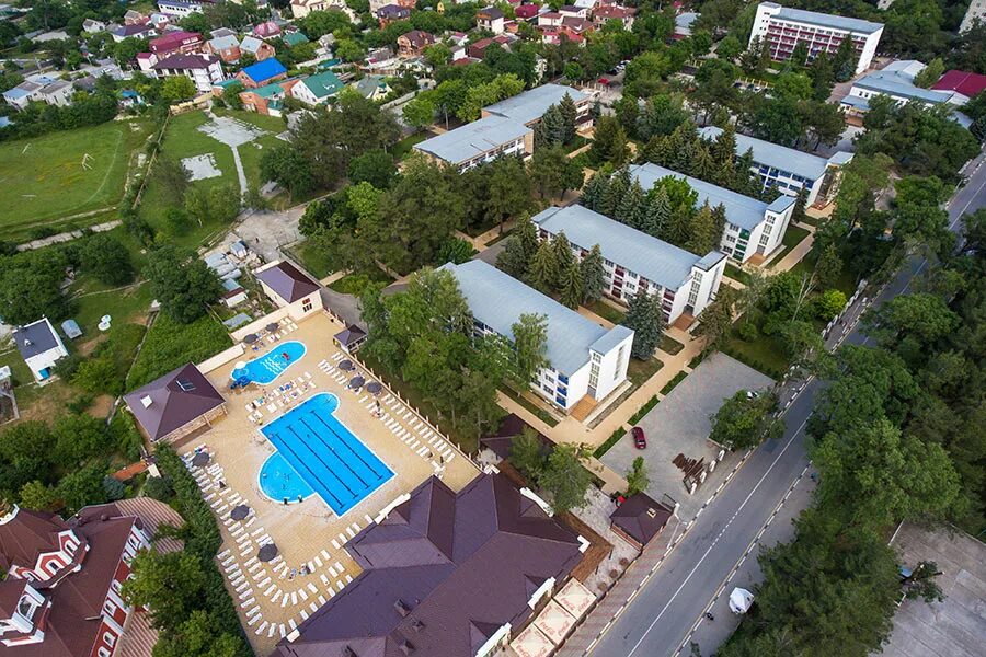 Санаторий строитель владивосток. Приморский город с санаториями. Кирова 17 дивноморское. Санаторий «приморье», г. Пляж санатория приморье евпатория.