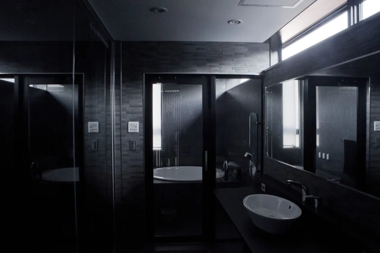 Ванная комната в темных тонах. Зеркало в темной комнате. Черный санузел. Черный интерьер. Квартира в темноте